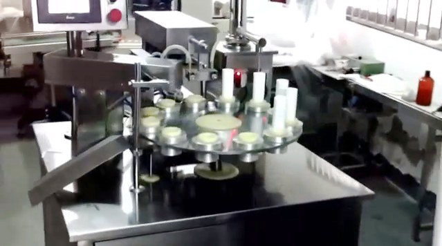 tubes filling ultrasonic sealing machine semi automatic equip.jpg de enchimento e selador de tubos ultrassônicos