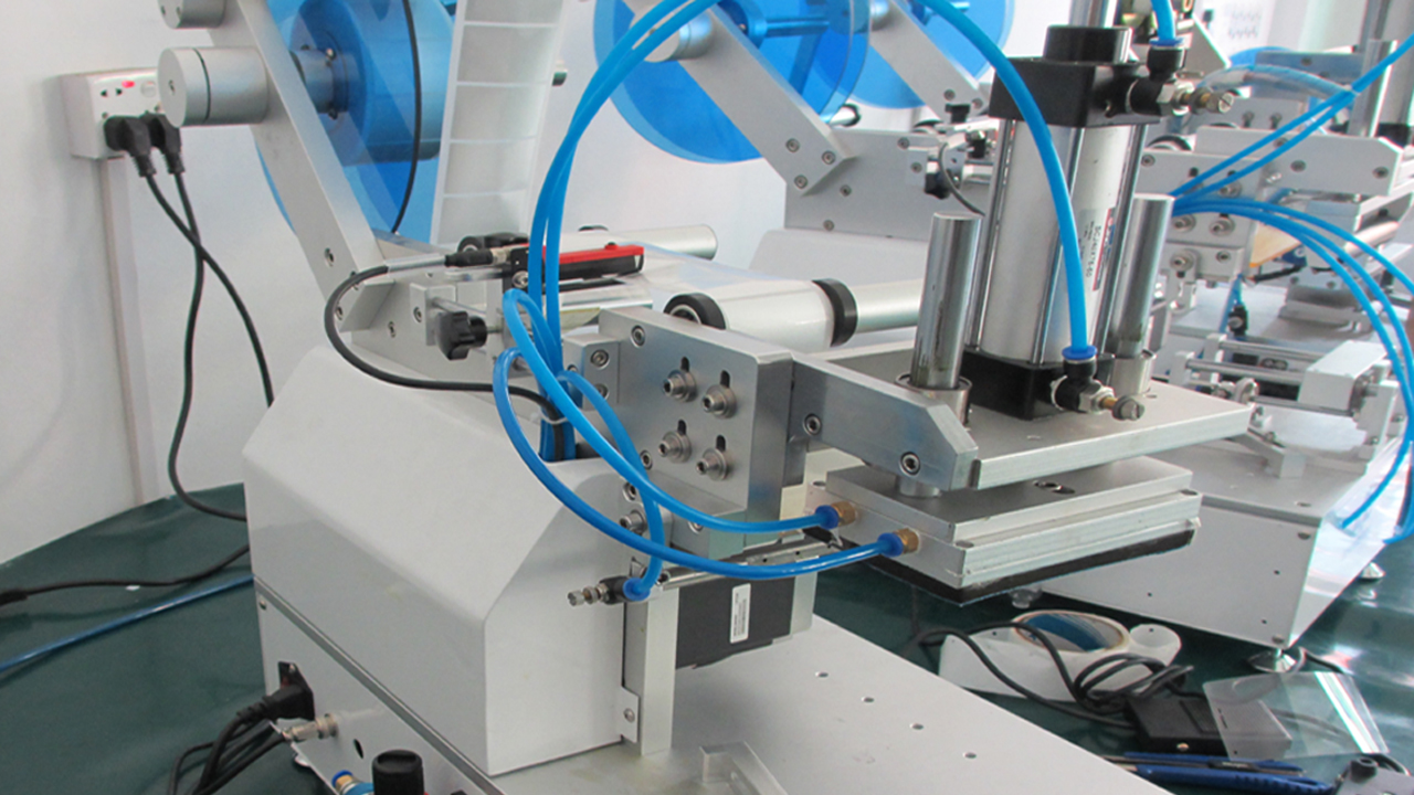 Máquina de etiquetagem de sacos plásticos com bico semiautomática para superfície plana