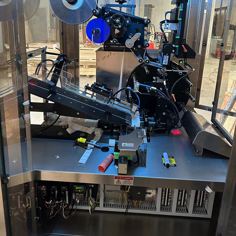 Máquina de etiquetagem automática de tubos plásticos macios com sistema de alimentação de tubos