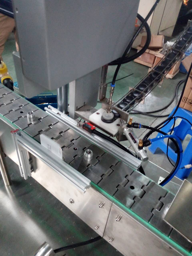 caps robot alimentando fotos.jpg