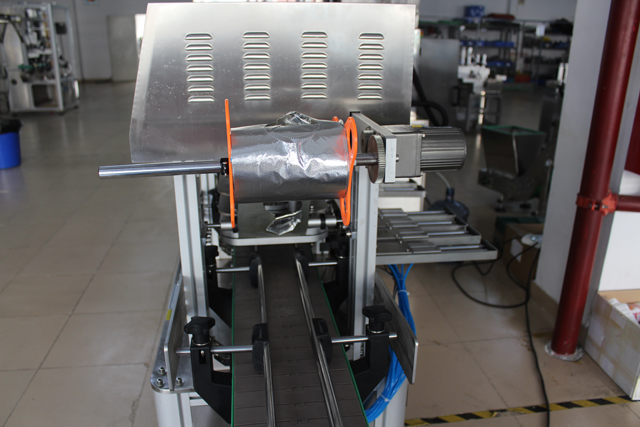 Máquina de selagem de potes de vidro (1).JPG