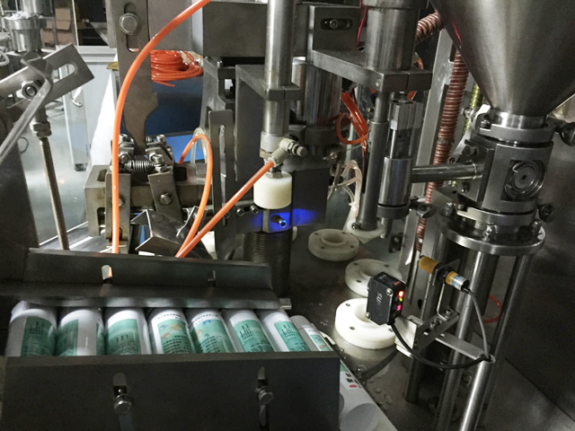 tubes holding feeding system sistema automático de alimentação de tubos para enchimento e selagem.jpg