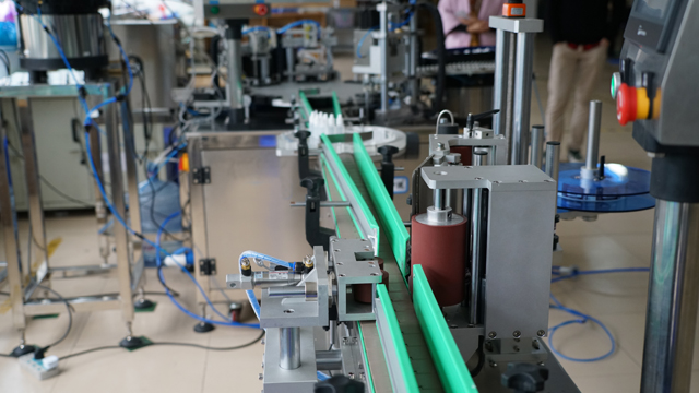 enchimento tampando rotulagem.jpg