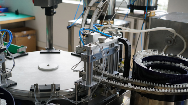 Enchimento ROTATIVO de líquidos em garrafas plásticas.jpg