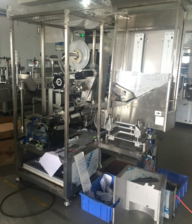 máquinas em tubos de fábrica rotulagem.jpg