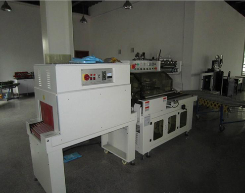 L type sealing shrinkage packing machine Máquina de embrulhar com encolhimento de selagem L.jpg