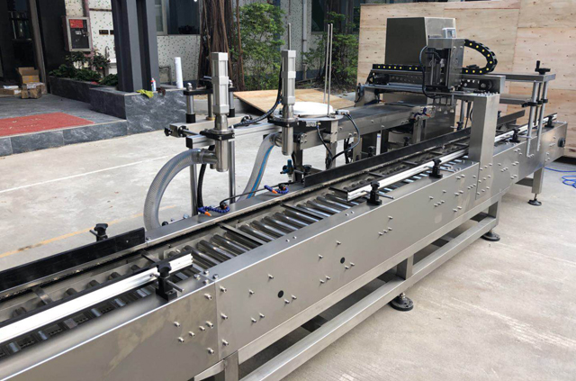 máquina de enchimento de balde de óleo e tampa.jpg