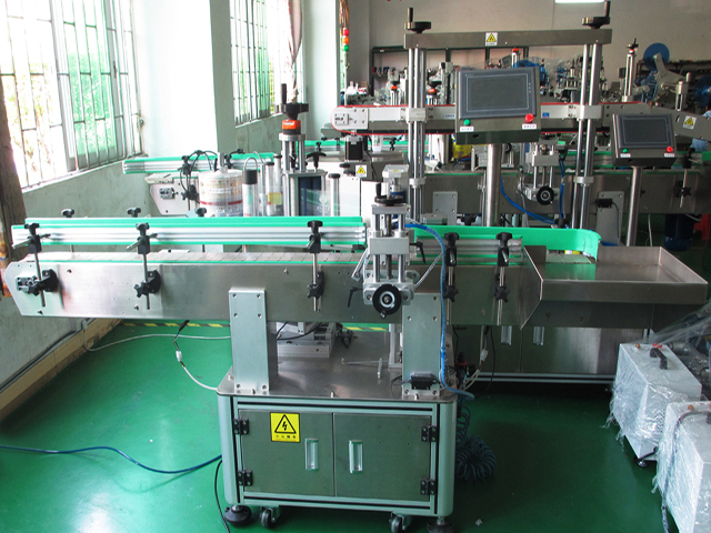 labeling machine with positioning system EQUIPAMENTO DE ETIQUETAGEM DE GARRAFAS PLC.jpg