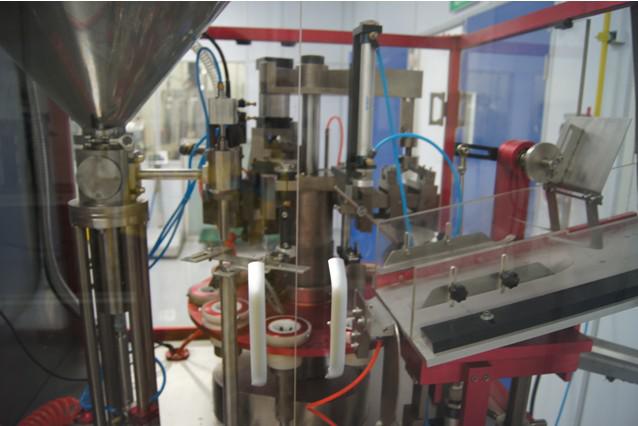automatic tubes filling sealing machine for toothpaste tanque de armazenamento.jpg