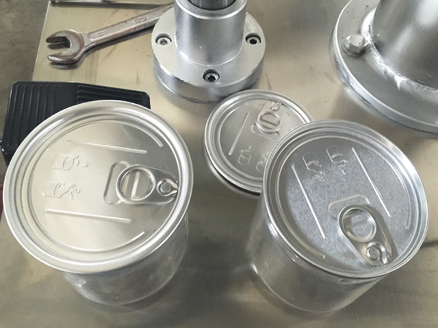 máquina de tampar latas de metal.jpg