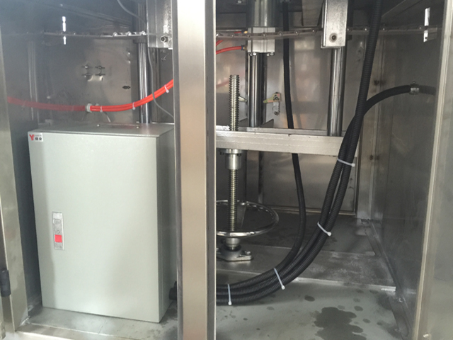 dentro de latas selando máquina de tampar.jpg