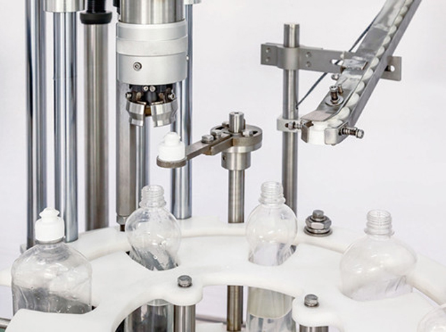 capping head close shot detalhes da máquina de encapsulamento único.jpg