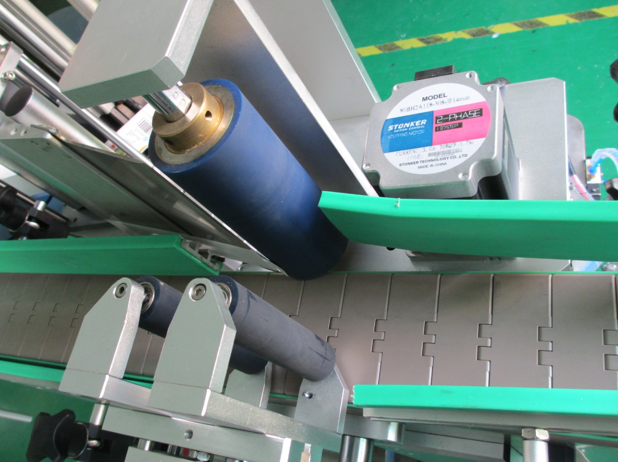 PLC controlling system bottle labeling machine EQUIPAMENTO DE ETIQUETAGEM DE GARRAFAS PLC2.jpg