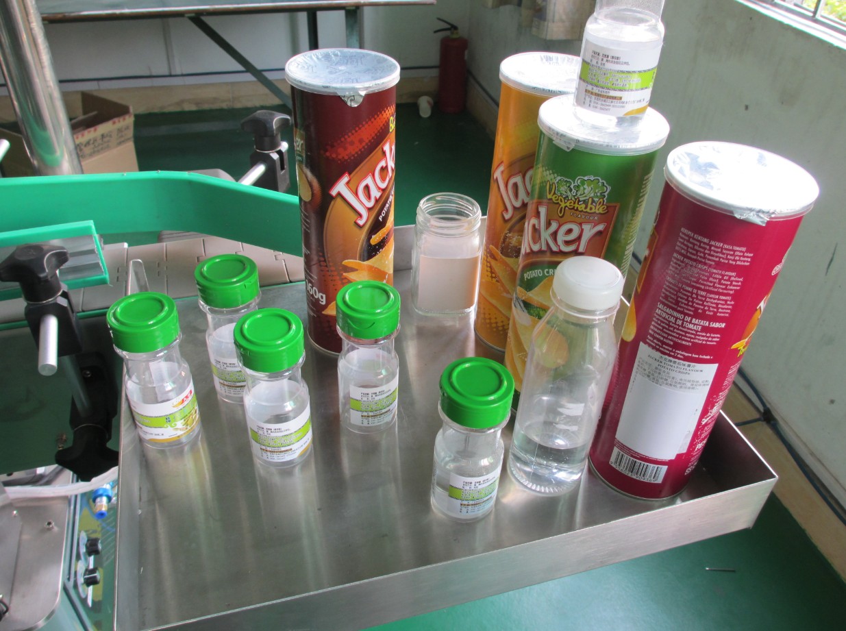 automatic vertical round bottle labeling equipment ETIQUETA DE LATAS REDONDAS ETIKETTIERMASCHINE.jpg