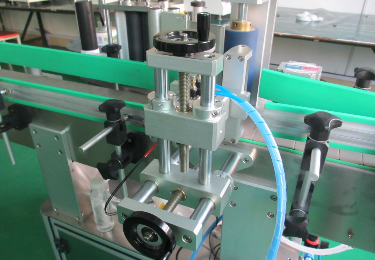 labeling machine with positioning system EQUIPAMENTO DE ETIQUETAGEM DE GARRAFAS PLC.jpg