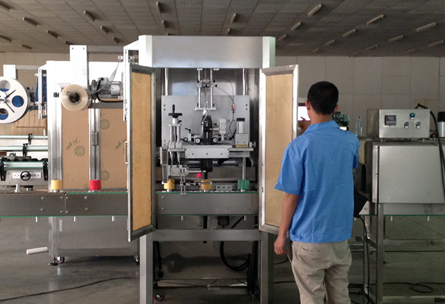 etiquetadora de manga de fita.jpg