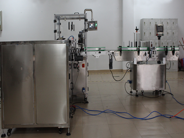 Garrafas dispostas para linha de E liquid.jpg