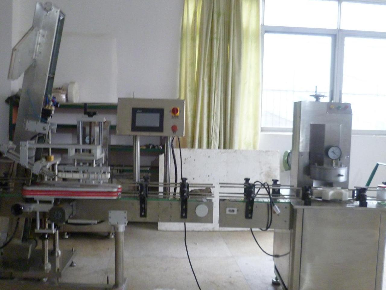 vacuum capping machine with cap placement tampadora a vácuo para jarra de vidro.JPG