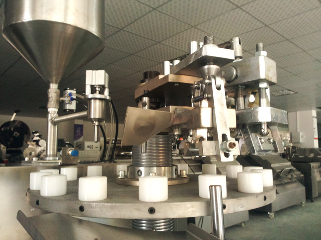 metal tubes filling folding machine máquinas de enchimento e selagem de tubos em estoque.jpg