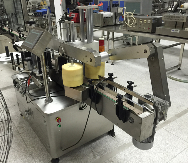 double side bottle labeling equipment equipamento_de_rotulagem_de_garrafas_de_dupla_face.jpg