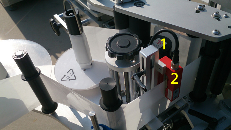 labeling machine for E liquid small bottles rotulagem para E liquid close pictures.jpg