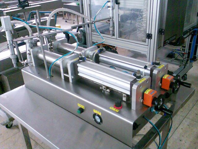double heads liquid filling machine Máquina de enchimento de 2 cabeças para detergente líquido.jpg