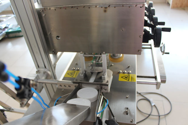 máquina de tampar com elevação (1).JPG