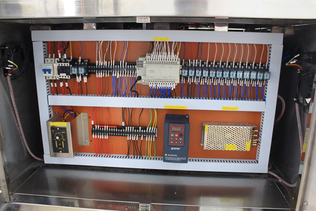 horizontal small bottles labeling machine picture máquina de etiquetagem horizontal imagem real.jpg