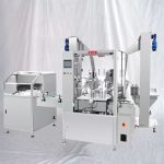 Máquina de rotulagem de tampas e enchimento de garrafas pequenas de líquido com desembaralhador