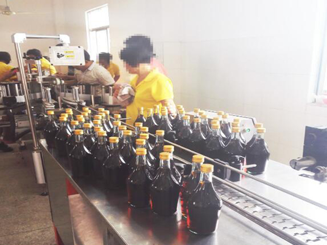 Máquinas funcionando na fábrica.jpg