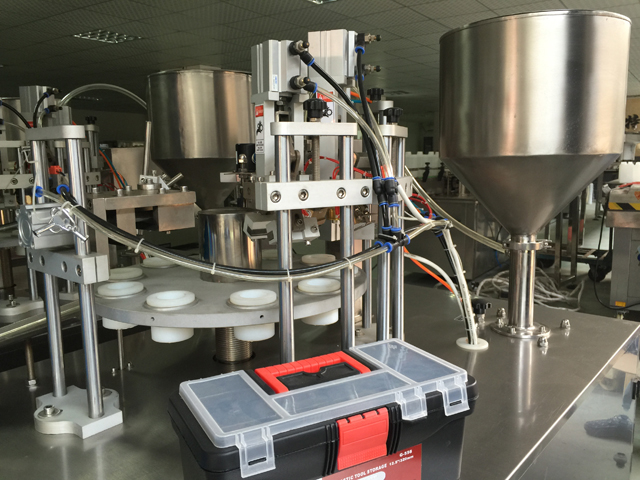 selador de enchimento de tubos em uma fileira.jpg