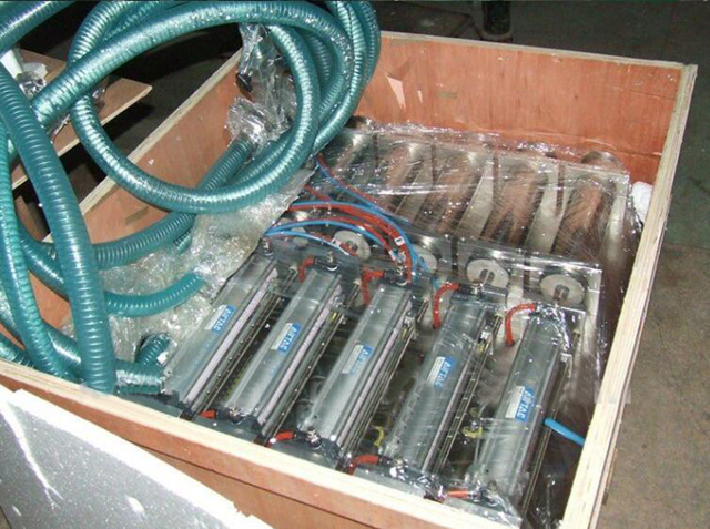 Máquina de enchimento de 4 cabeças em caixa de madeira.jpg
