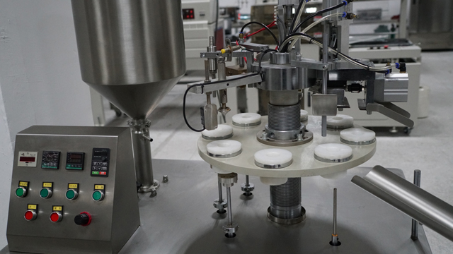 equipamento de enchimento e selagem de tubos.jpg