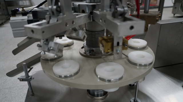 linha de selagem e enchimento de tubos semiautomática.jpg