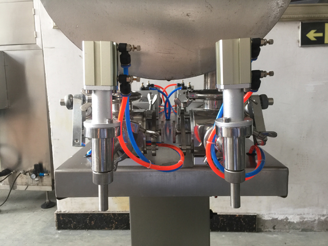 two filling nozzles pneumatic filler equipment bicos dois.jpg