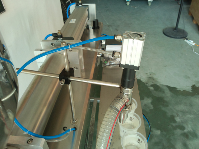liquid filling machine for lotion shampoo cream Equipamento de preenchimento de xampu.jpg