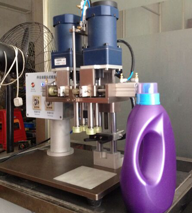 clear pictures for screw capping machinery Máquinas para tampar parafusos.jpg