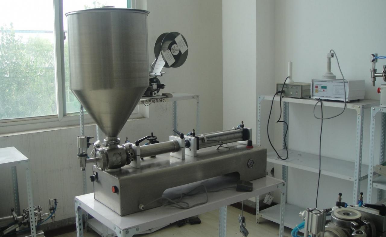 liquid paste filling machine with vertical hopper MÁQUINA DE ENCHIMENTO DE CABEÇA ÚNICA COM TREMONHA.jpg