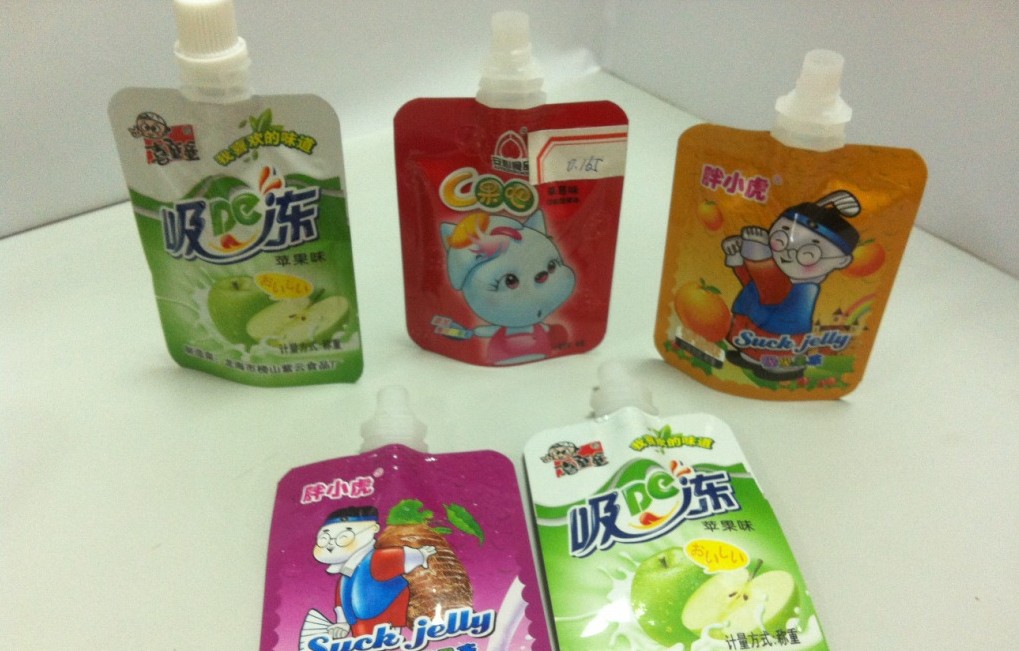 stand up bags for filling sacos de bico de cabeça única enchendo com funil .jpg