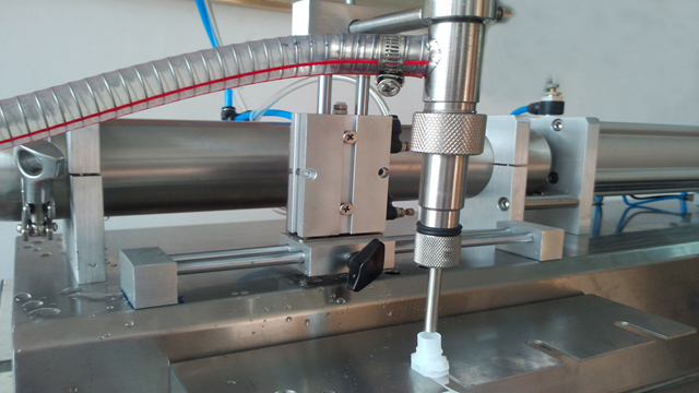 single head filling machine for spout bags with hopper enchimento de bico.jpg