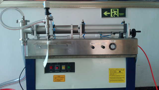 without hopper filling machine ENCHIMENTO DE SACO DE BICO SEM FUNIL.jpg