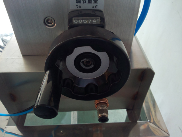 liquid filling machine semi automatic Equipamento de preenchimento de xampu.jpg