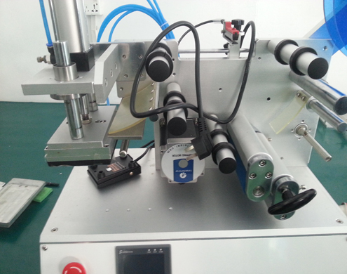 flat surface labeling equipment semi automatic equipamento de etiquetagem de superfície plana (3).jpg