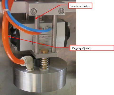 capping part from semi automatic vacuum capper tampando cabeça.jpg