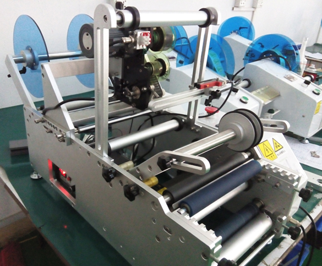 MÁQUINA DE ETIQUETAGEM SEMI AUTOMÁTICA para agulha de injeção.jpg