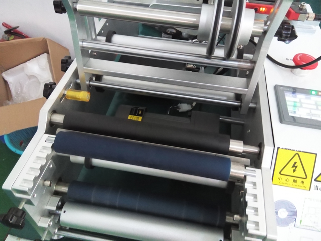 MÁQUINA DE ETIQUETAGEM SEMI AUTOMÁTICA para agulha de injeção.jpg