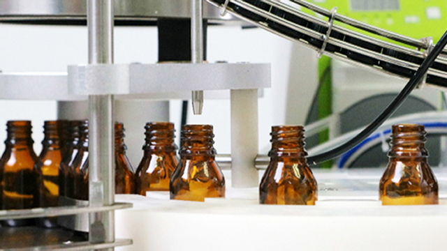 tipo de bancada para enchimento de garrafas e tampa.jpg