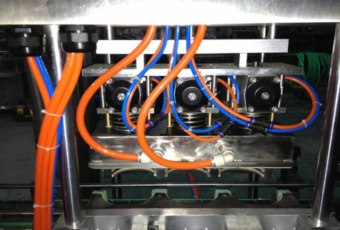 vacuum capper linear cabeças de fechamento a vácuo parte close shot.jpg