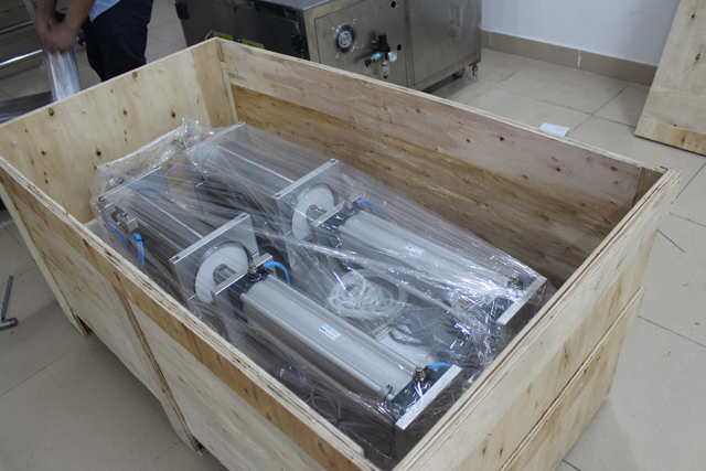 máquina dentro de caixa de madeira.jpg