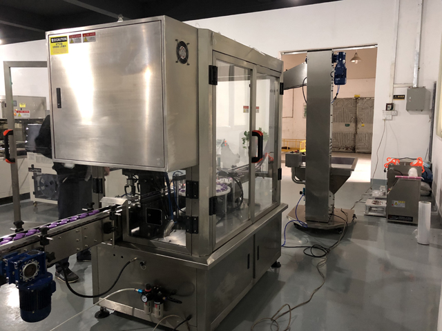 desenho de máquina de tampar potes de creme (2).jpg